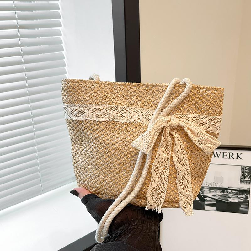 Fashion hand-woven shoulder bag, new large-capacity bag, female tote vacation beach niche bucket straw bag