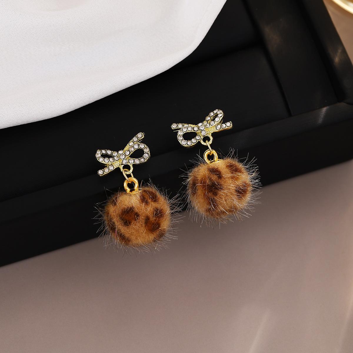 Autumn And Winter Retro Plush Bow Stud Earrings, Maillard Style Light Luxury High-End Sense Exquisite Fashion Earrings