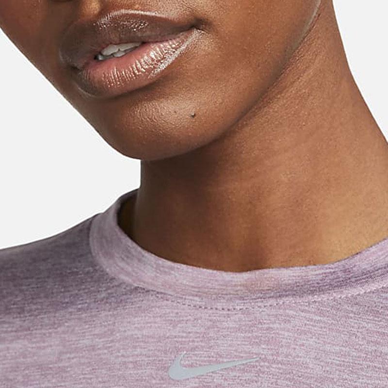 Nike T-shirt casual da allenamento a tinta unita con scollo rotondo e maniche lunghe da donna, top rosa viola FB4298-536
