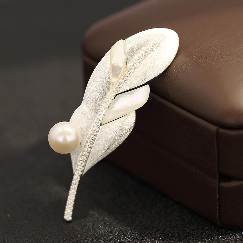 New High-end Gold and Silver Two-color Brushed Craft Feather Brooch Temperament Natural Fritillary Pearl Pin Anti-light