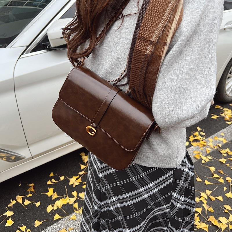 This year, the popular retro niche soft leather square bag 2025 new fashion versatile casual shoulder messenger bag
