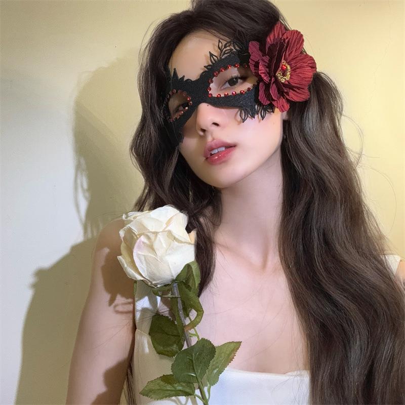 Schwarze florale Spitzen-Halbmaske - Gotisches Maskeraden-Accessoire für Halloween