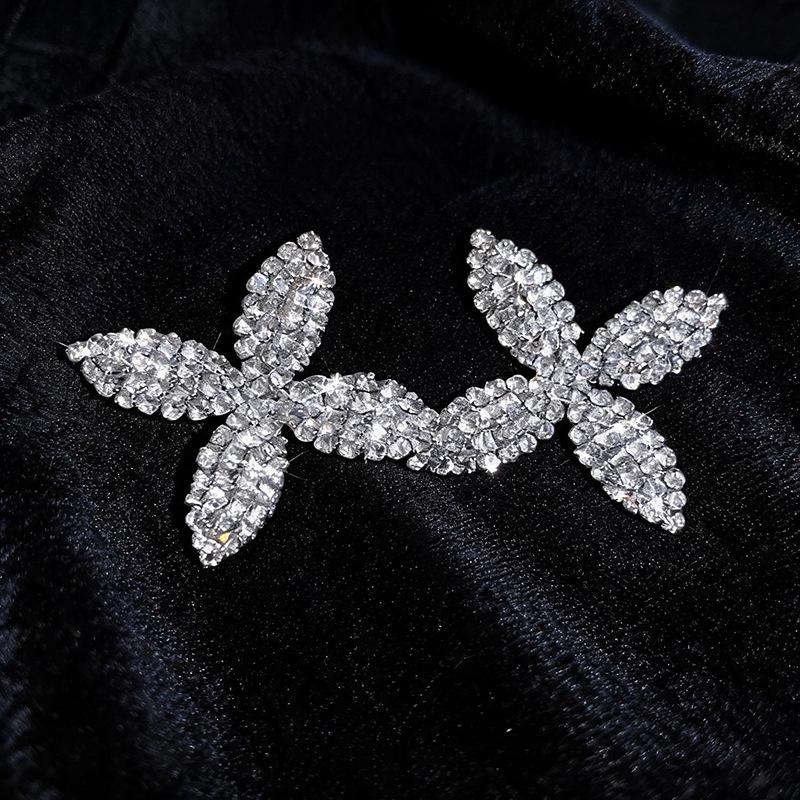 European & American Luxury Rhinestone Clover Stud Earrings - Elegant Silver Needle Design for Women