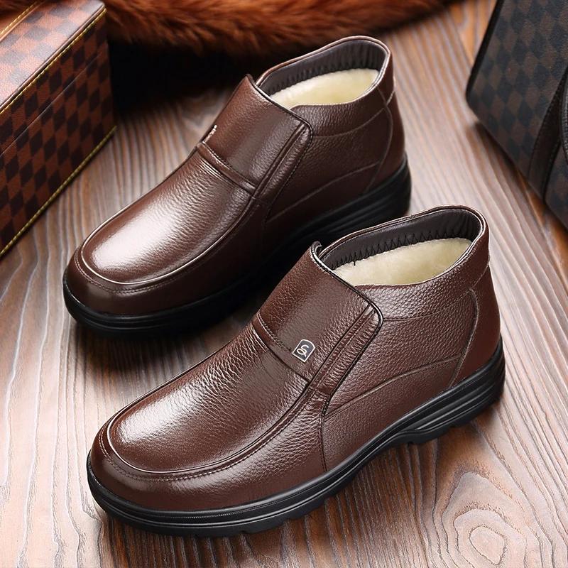 The 's Men's Leather Casual Shoes Are Paired with a Cowhide Top Layer and Leather High-top Cotton Shoes for Added Warmth