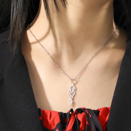 

Ожерелье с подвеской, сплошной цвет, изысканный ювелирный аксессуар, декоративная гладкая поверхность, форма огня