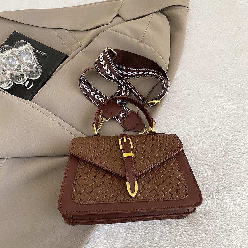 High-value fashion 2025 spring new versatile ins shoulder messenger bag this year popular temperament small square bag women