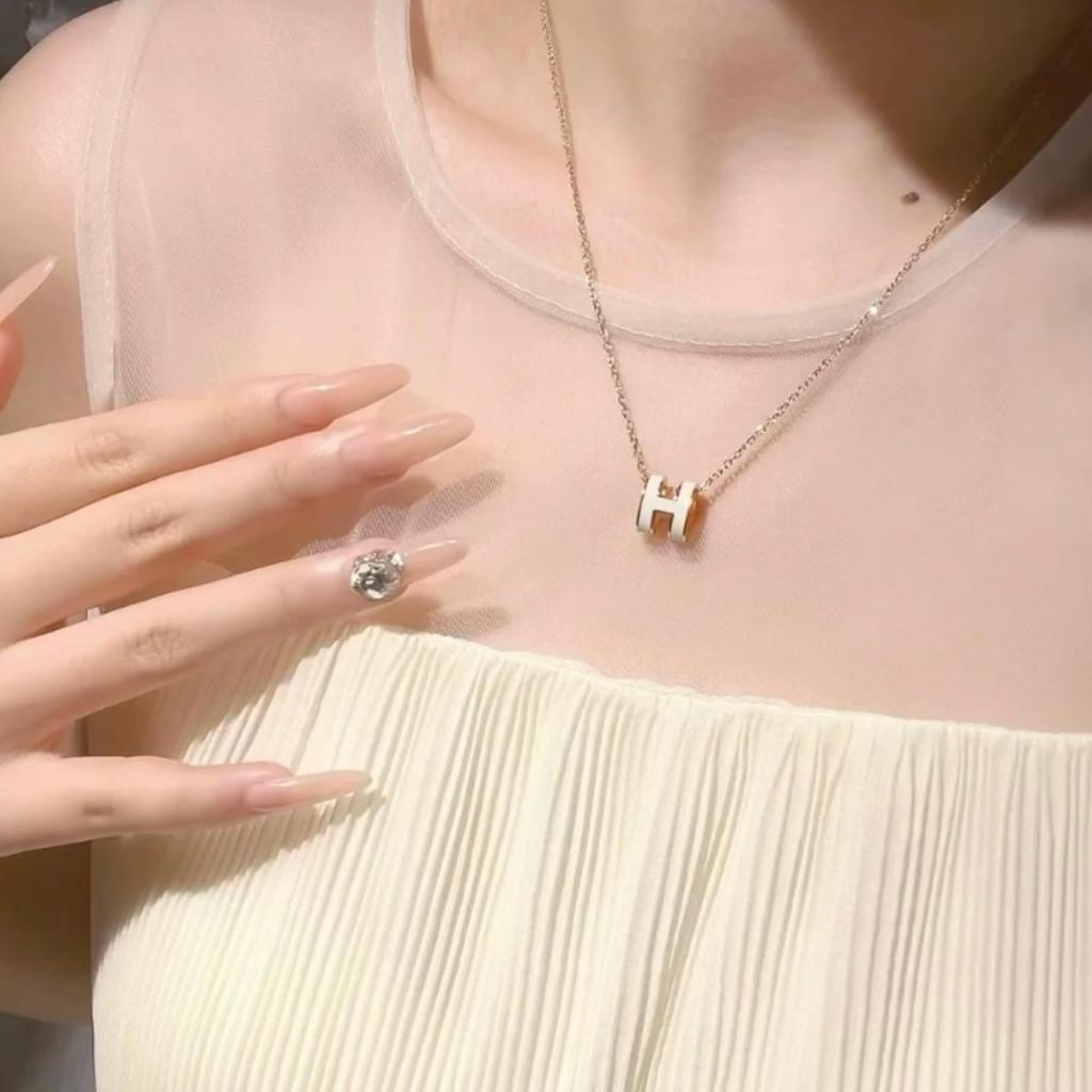 Dámský vysoce kvalitní smaltovaný náhrdelník Hermes s písmenem H, 18K růžové zlato, univerzální neblednoucí přívěsek na klíční kost