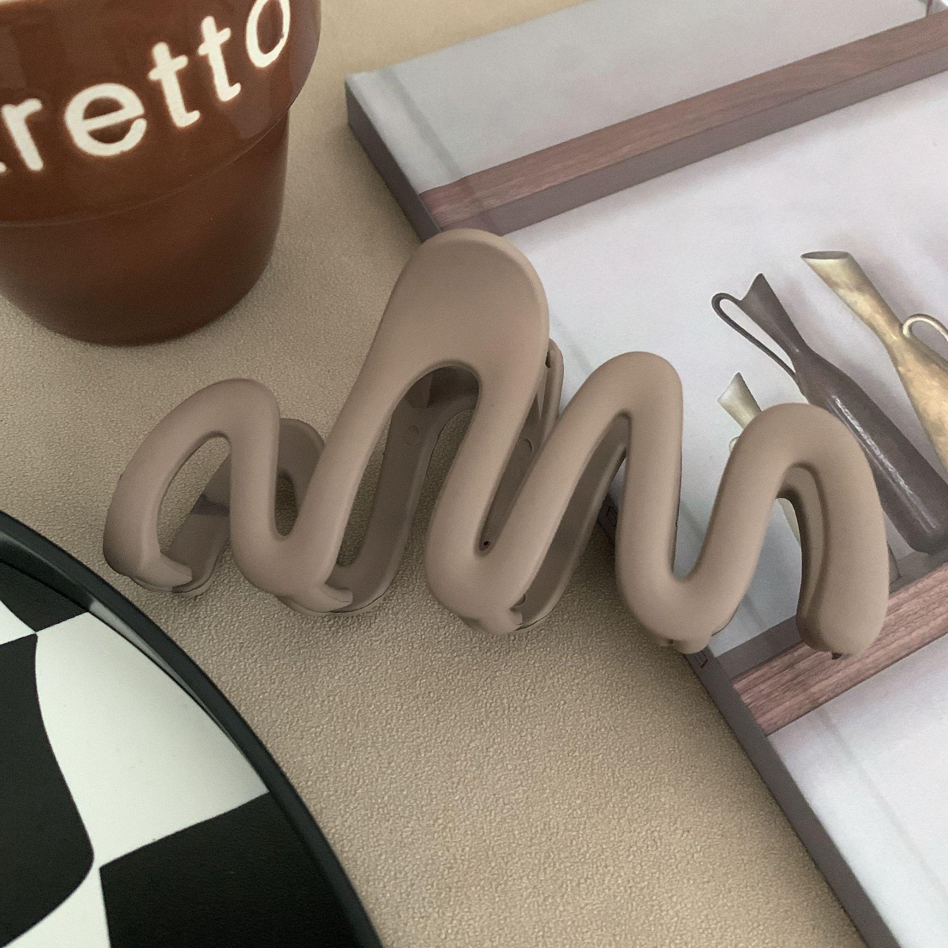 

Заколка для волос с матовым изгибом 2023 года: Стильная заколка для волос Niche Shark для женщин легкие хаки