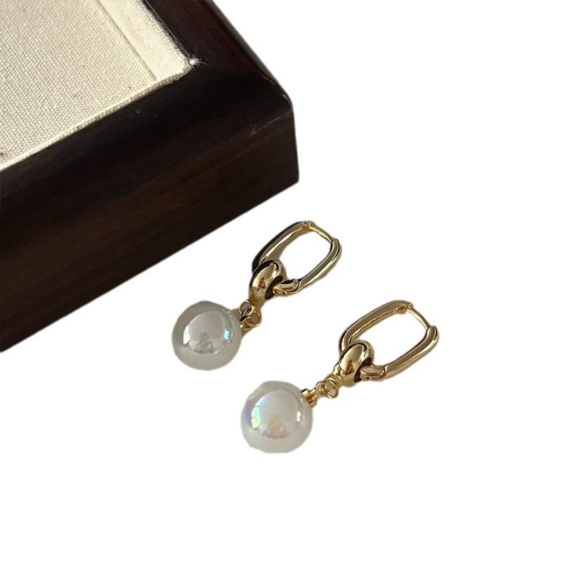 2023 Trendy Retro Pearl Stud Earrings: Sparkly Niche Design for Women