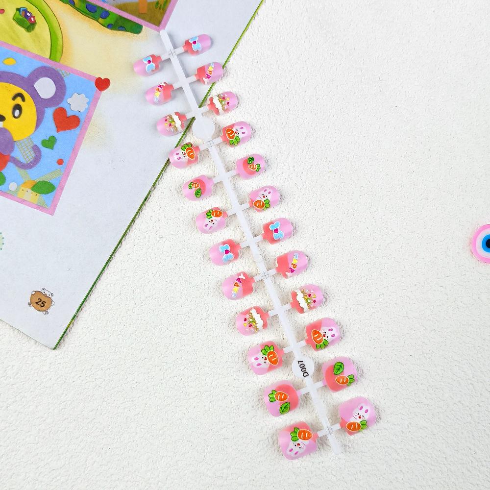 

24 шт., короткие ногти для детского маникюра, милые тисненые цветные наклейки для дизайна ногтей с мультяшным рисунком