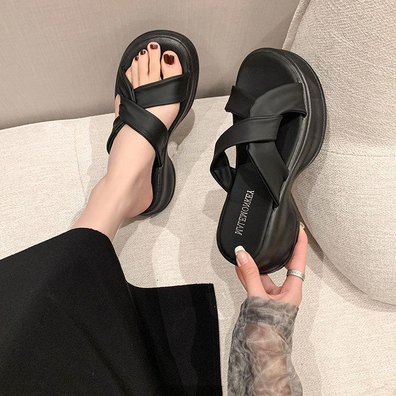 Thick-soled Cool Slippers Women's Summer Outer Wear Fashion 2025 New High-end Niche Beach Sandals Casual One-word Slippers