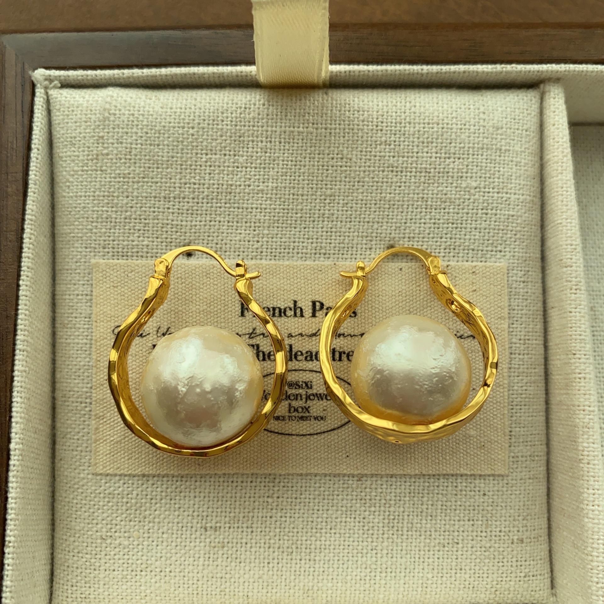 

Light luxury elegant pearl stud earrings pleated exquisite three-dimensional luxury fashion high-end niche commuter pearl earrings