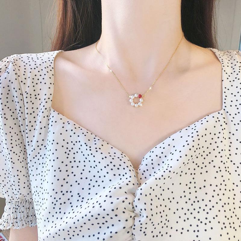 Elegancki Temperament Prosty Naszyjnik z Perłą i Czerwonym Cyrkoniem dla Kobiet Koreański Styl Łańcuszek na Obojczyk dla Kobiet