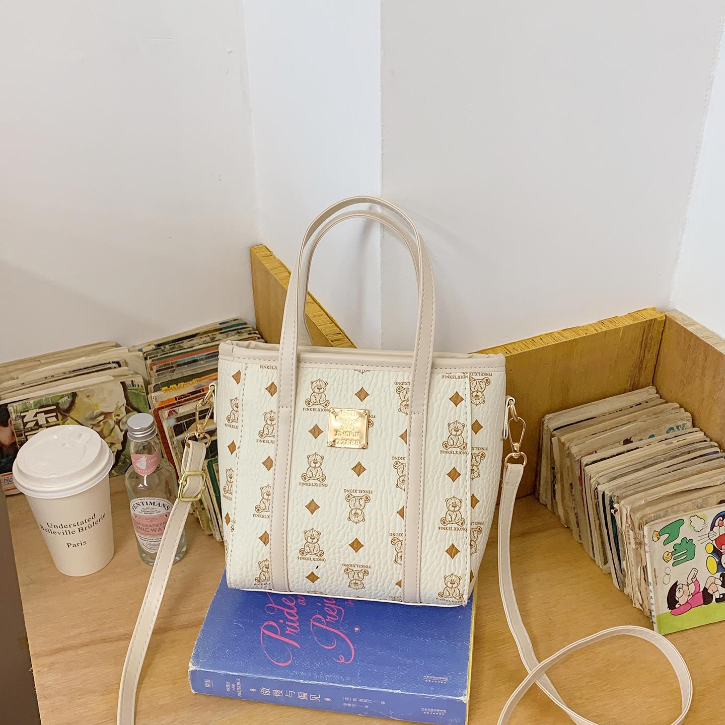 Large Capacity Light Luxury High Quality Soft Durable Fashion Exquisite Lightweight Commuter Outdoor Beach Crossbody Bag Shoulder Bag белый 1698₽