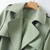Šik zelený trenčkot s rukávy délky nad kolena, slim fit design, ideální pro ukázání elegance a šarmu