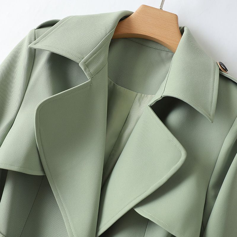 Šik zelený trenčkot s rukávy délky nad kolena, slim fit design, ideální pro ukázání elegance a šarmu