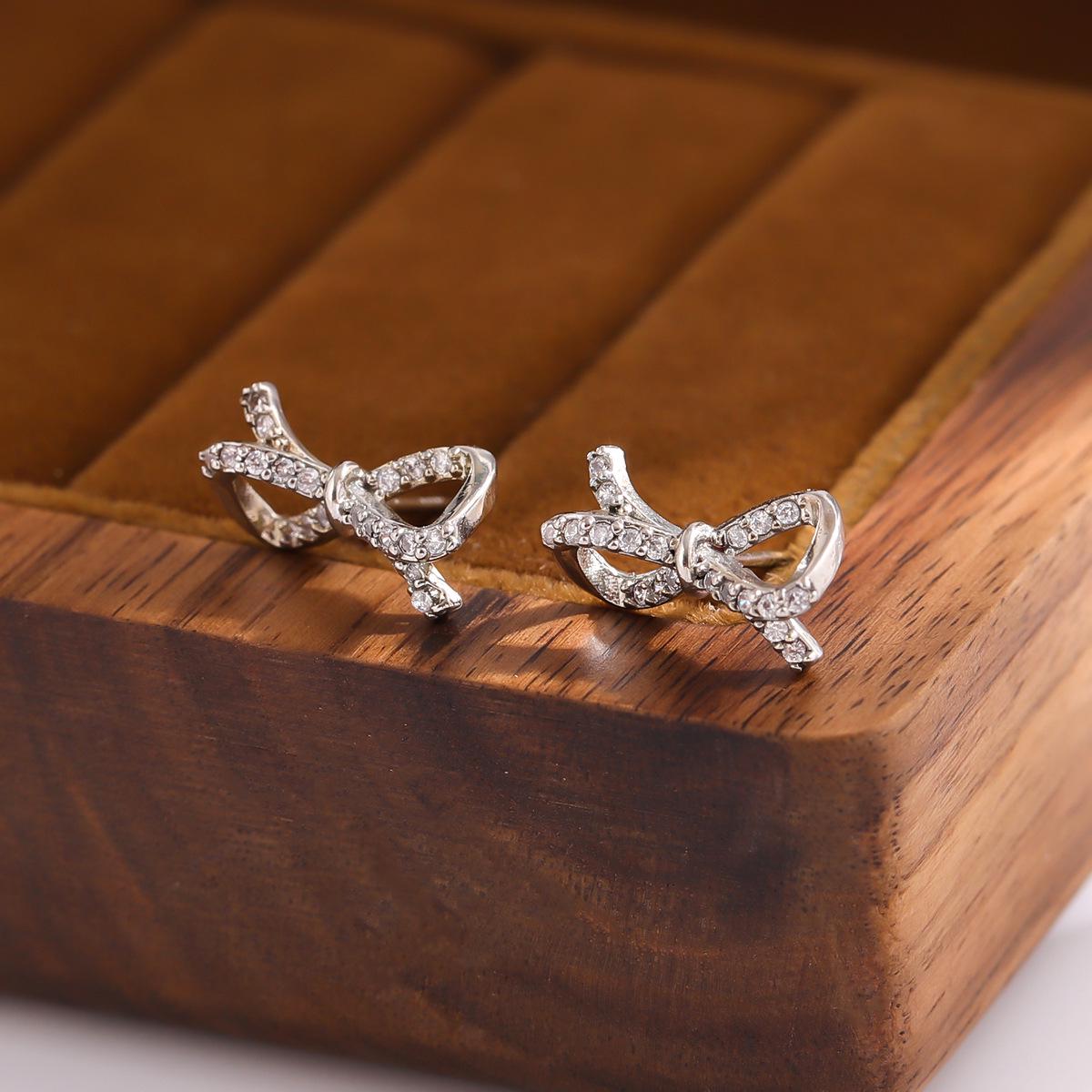 

Korean Fashion Rhinestone Bowknot Stud Earrings for Women платиновый