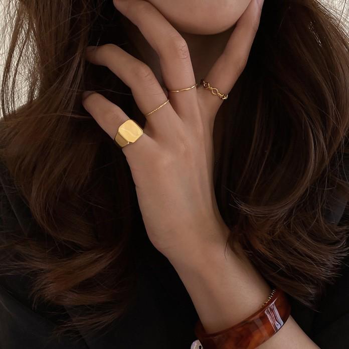 Trendy Retro Square Ring: Exaggerated Minimalist Design for Women, Copper Plated with Real Gold