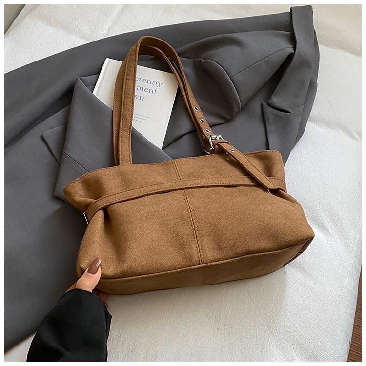 

Commuter retro matte bag women s 2025 new autumn and winter versatile shoulder bag going to work portable tote bag коричневий