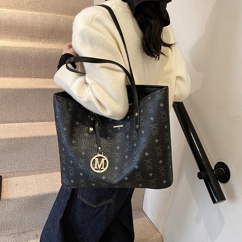 Fashion large-capacity tote bag women's 2025 autumn and winter new versatile casual shoulder bag commuter bag