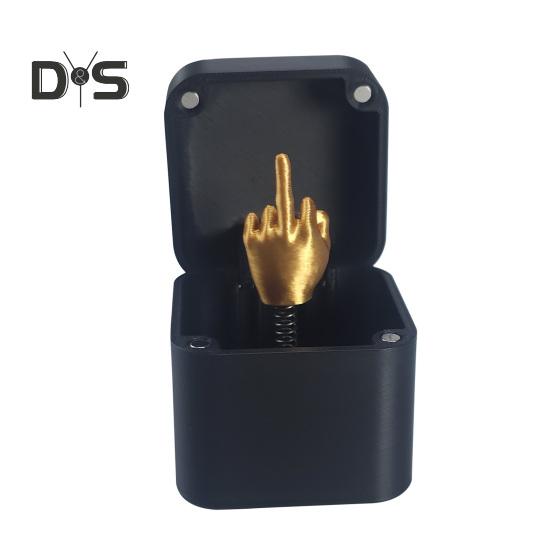 

1/2/3 шт. Подарочная коробка со средним пальцем, пружинный хлопающий золотой средний палец в чехле, настольное украшение, дразнящие друзья, хитрый реквизит для детей и взрослых, подарок для шуток 1pc