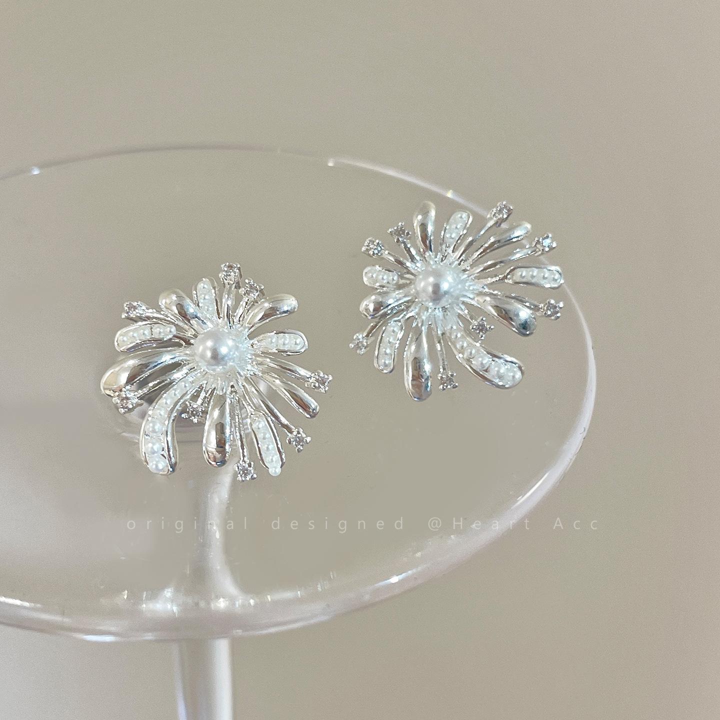 

Female Light Luxury Niche Unique Super Flash Earrings 1 pair of earrings