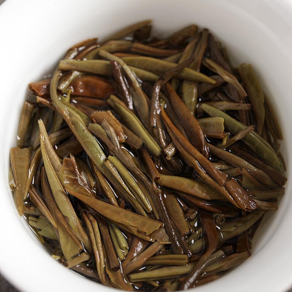 Yunnan Silver Needle Bílý čaj 100g Měsíční Starý Koláč