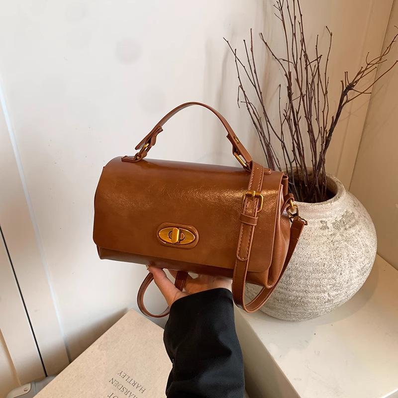 

Premium texture simple and versatile commuter foreign style Korean version 2025 autumn women s single shoulder oblique span portable small square bag No specification коричневый