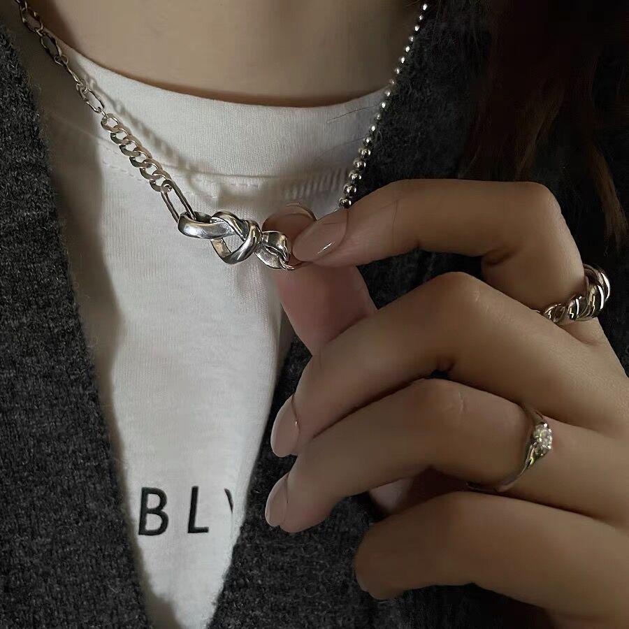 Koreanische s925 Silber Halskette: Damen Vintage Schlüsselbeinkette mit verschlungenem Herzdesign