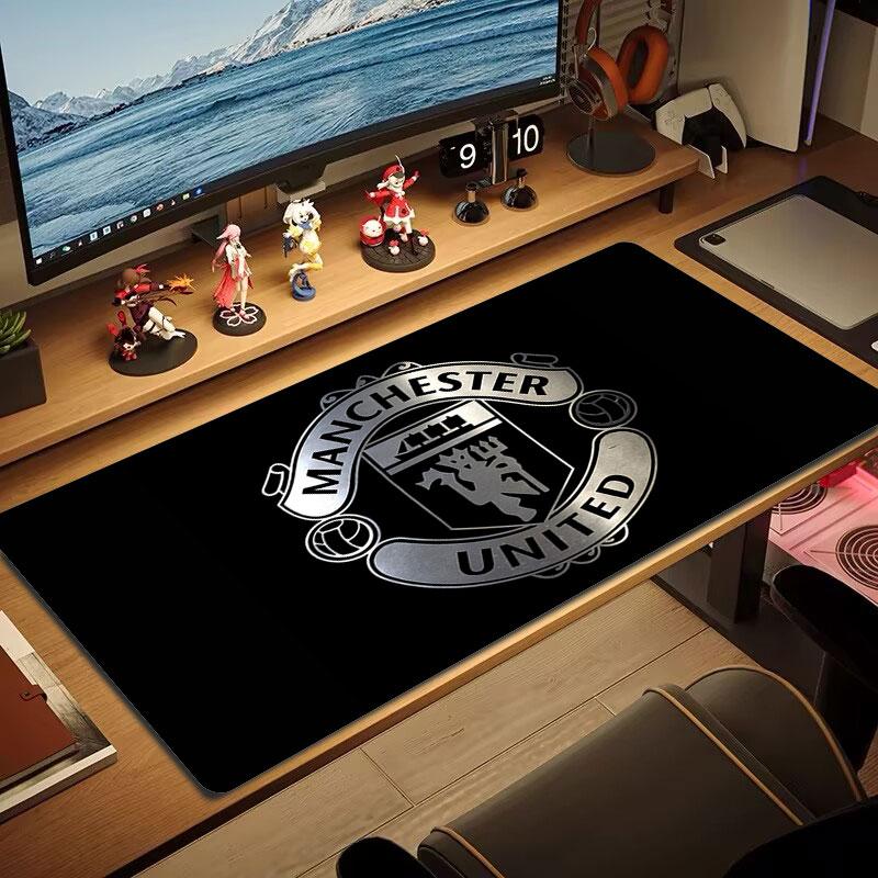 Tappetino Mouse Manchester United FC, Tappetino da Scrivania XXL per Gaming, Tappetino Mouse XXL Antiscivolo per Laptop e Tablet, Tappetino per Mini PC con Bordi Cuciti
