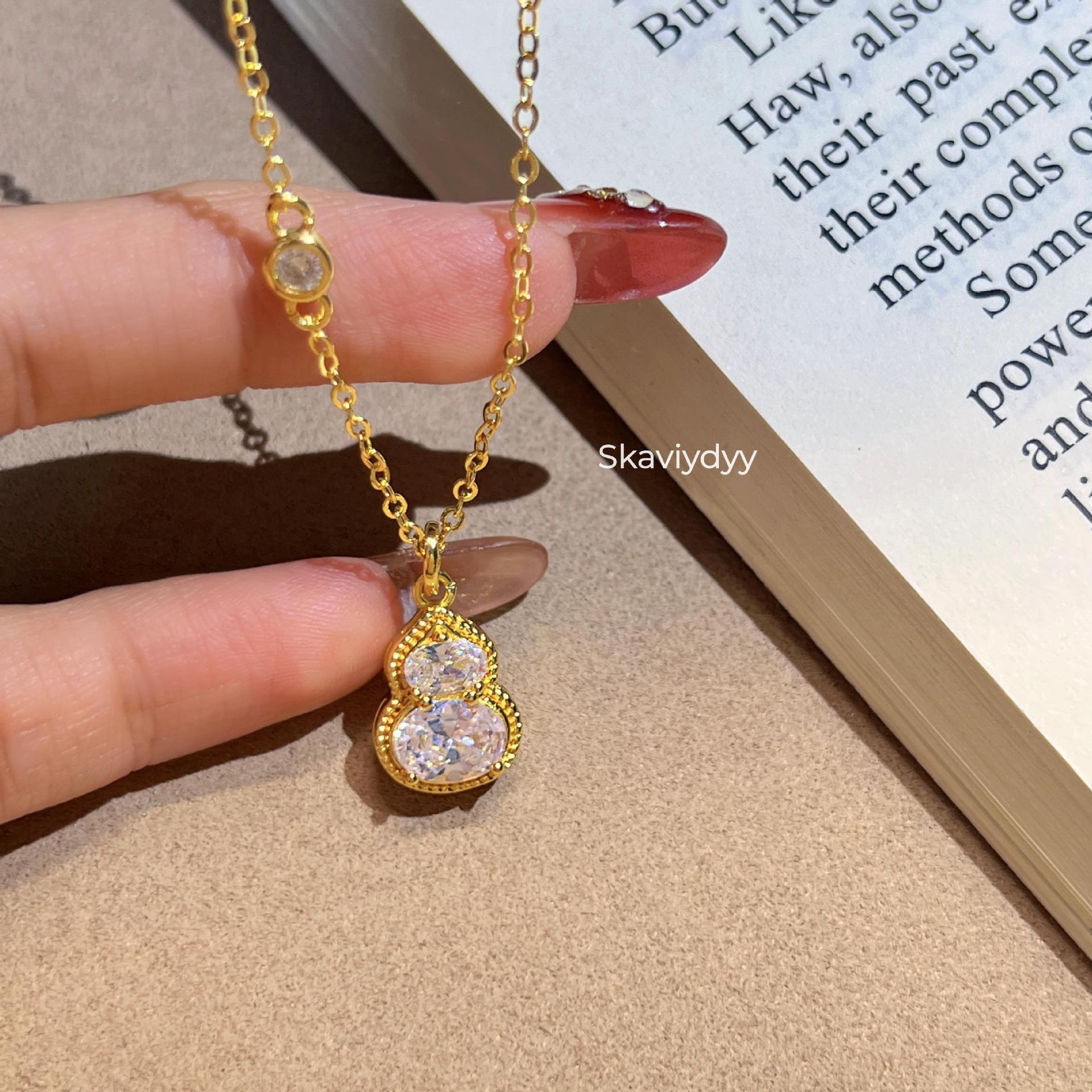 Elegant Chinese-Inspired White Diamond Gourd Necklace for Women - Luxurious, Versatile Clavicle Chain for Blessing and Prosperity.
