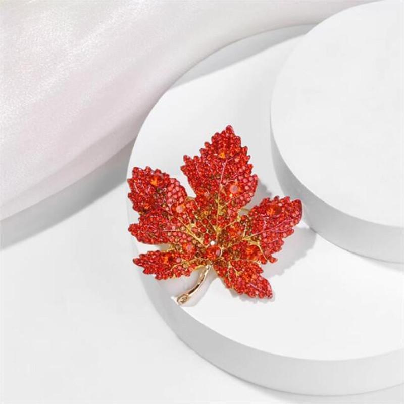 Vintage Exquisite Crystal Maple Leaf Brooch Pin for Women Trendy Clothing Collar Corsage Badge Lapel Brooch Wedding Jewelry Gift