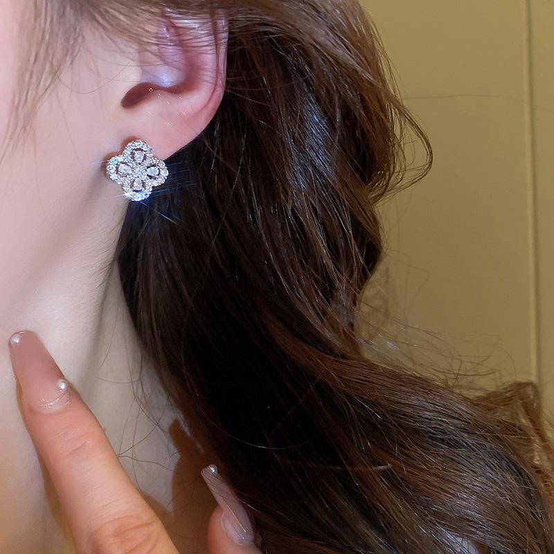 Classic Luxury Four-leaf Clover Stud Earrings Flower Design Shine Oval Zircon Earrings for Women's Wedding Jewelry