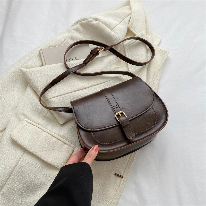 Today's popular bags are winter new simple and fashionable messenger bags, casual and fashionable one-shoulder underarm saddle bags.