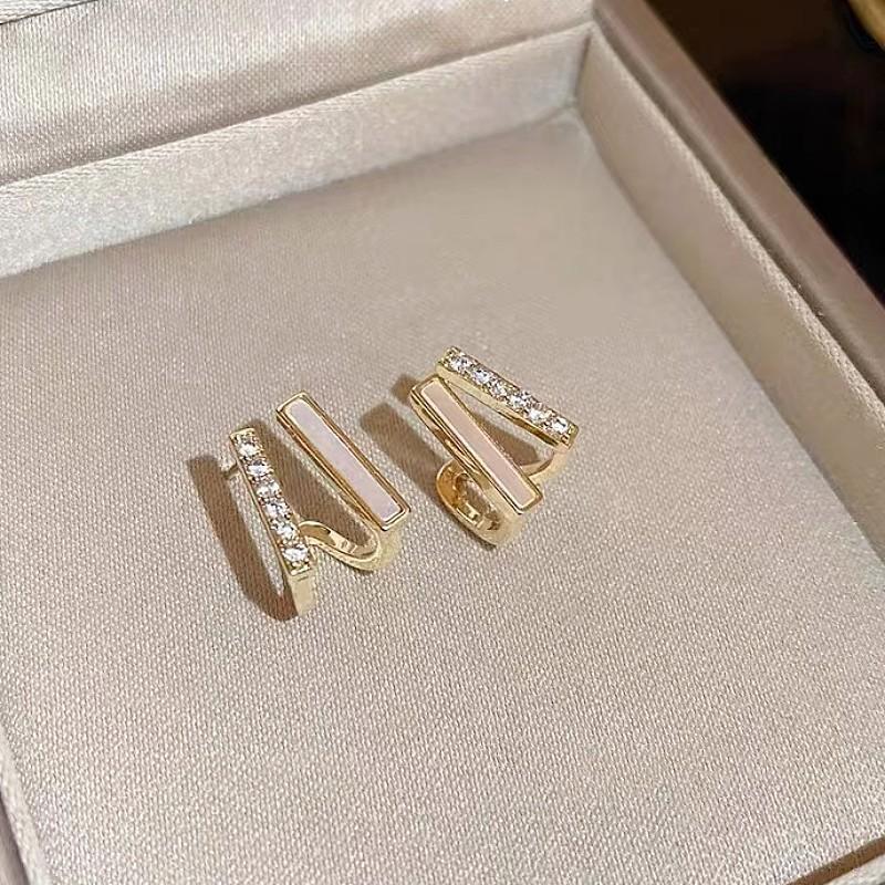 Simple high-end design niche temperament stud earrings women's light luxury fashion personalized earrings exquisite versatile sweet cool earrings
