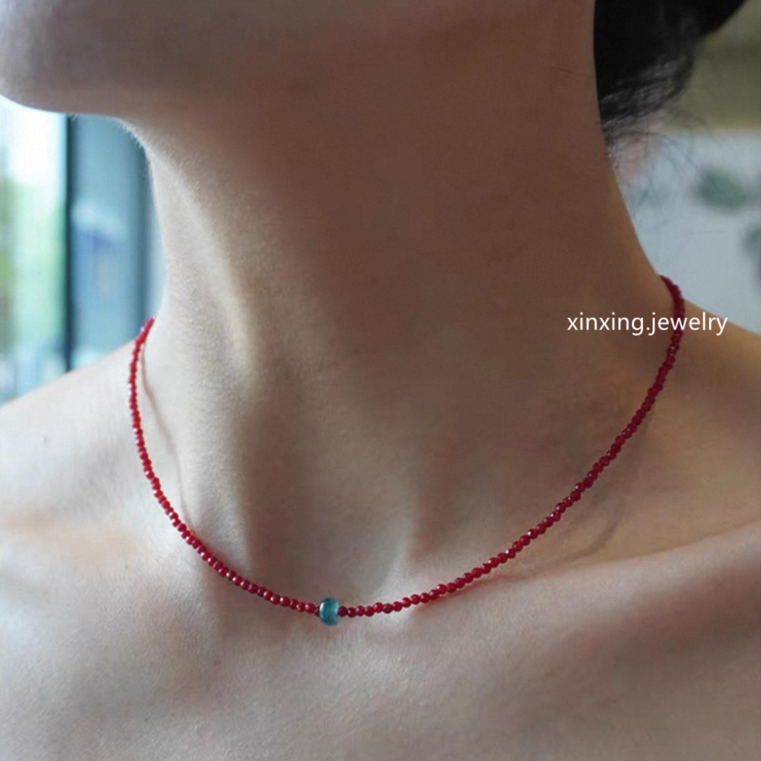 

Изысканное ожерелье из натуральной красной шпинели 2 мм с нефритовой подвеской