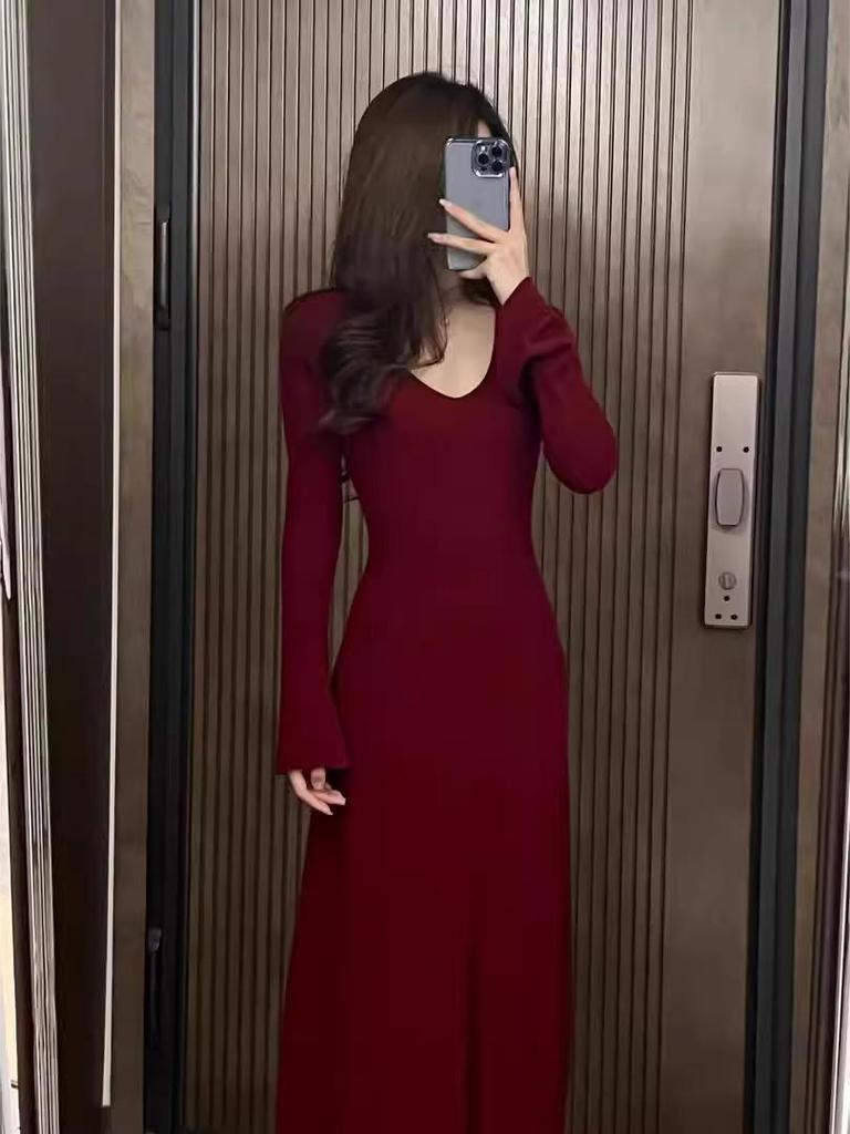 Hepburn-Inspired Elegant V-Neck Long-Sleeved Slimming Dress for Tall Women