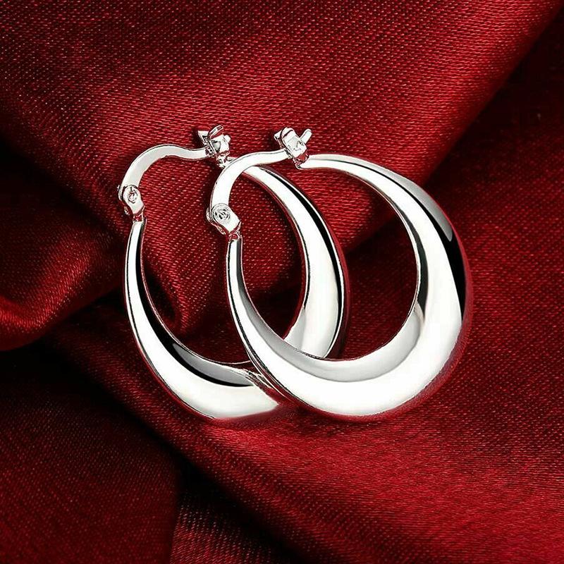 The Same Love Ear Buckle, High-End Geometric Metal Earrings, Fashionable Commuter Earrings.