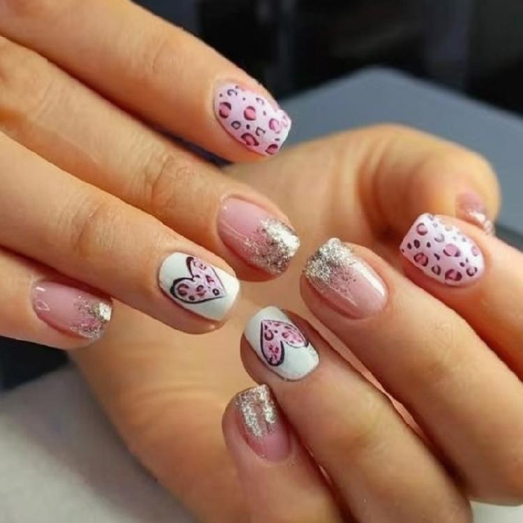 

24pcs Valentines Day Press On Nail Heart Pattern Glittering Design Short Square ABS Material for Quick Beauty 1