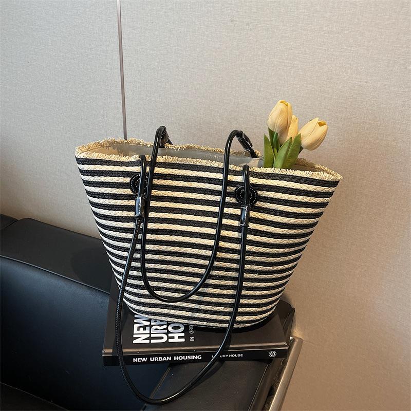 New Handmade Straw Women's Bag Shoulder Woven Tote Versatile Niche Fashion Large-capacity Bucket Bag