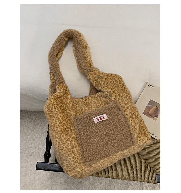 

Autumn and winter popular lamb wool tote bag women s 2025 new Korean version of foreign style large-capacity shoulder bag fashionable plush bag жёлтый