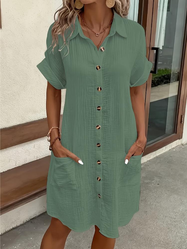 Minimalistisches Weißes Hemdblusenkleid Aus Atmungsaktivem Stoff, Mit Einem Scharfen Kragendesign und Ordentlich Angeordneten Knöpfen, Die Einen Hauch von Vintage-Charme Verleihen