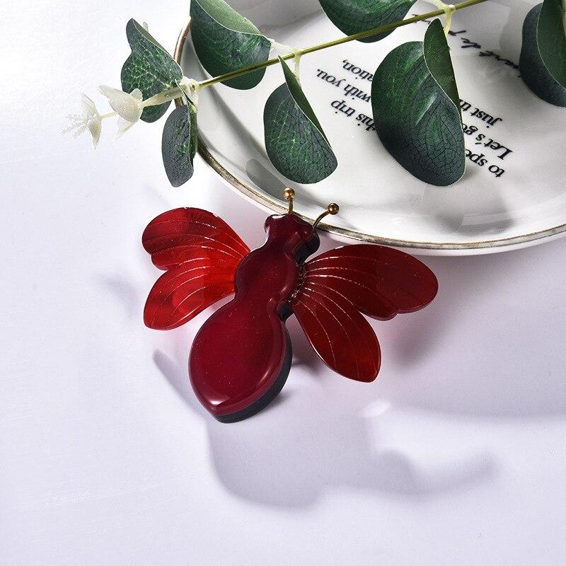 

Blucome качественные аниме акриловые броши в форме насекомых, разноцветные в форме пчелы для женщин и мужчин, шпильки для хиджаба красный