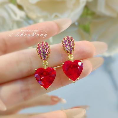Elegante Taubenblutrubinrote Korund-Ohrstecker mit Vintage-Verlauf-Mikro-Pavé-Diamant-Herzanhänger.