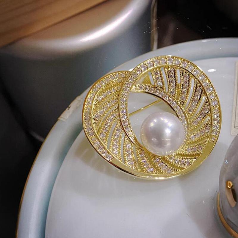 Simple Temperament Geometric Pearl Brooches Pins For Women Exquisite Hollow Love Badge Fashion Coat Jewelry Accessories Gifts