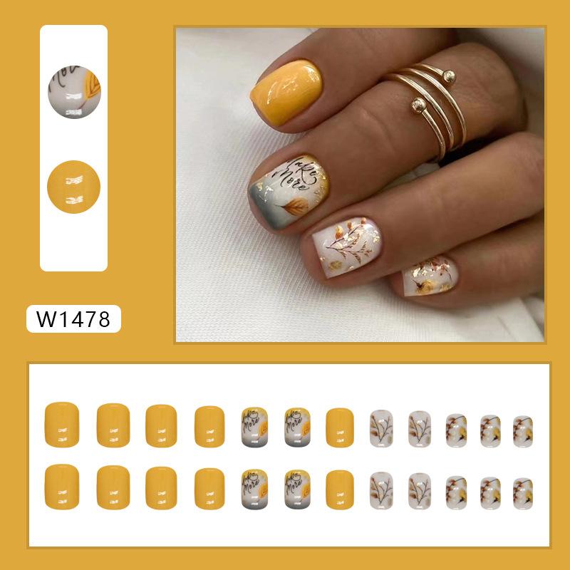 Autumn and winter romantic leaves gentle retro versatile European and American ins style short European square fake nails finished wearing armor