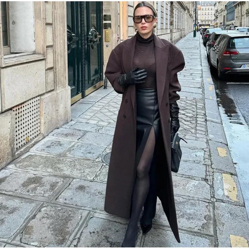 

Женское двубортное пальто с лацканами и подплечниками M темно-коричневого