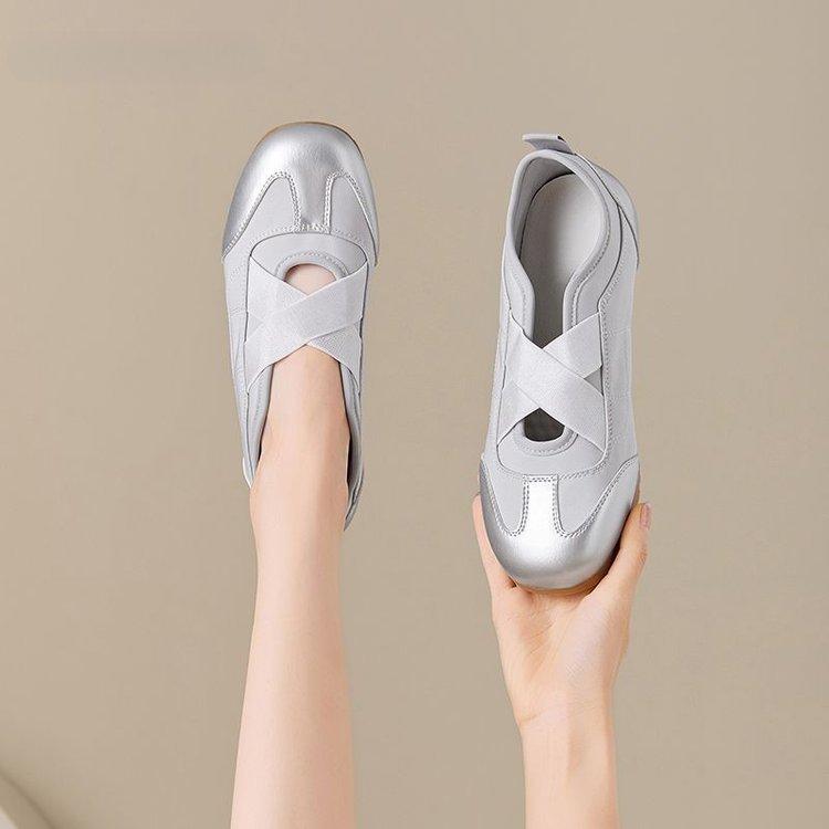 New Chinese ballet style little white shoes women 2025 popular new popular streamer style ins trendy cool versatile single shoes