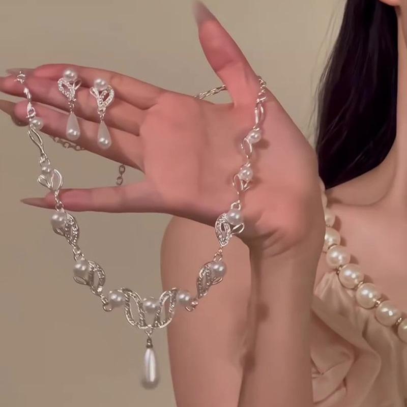 Exquisite Rhinestone Leaf Pearl Jewelry Set: Elegant Court-Style Necklace & Earrings