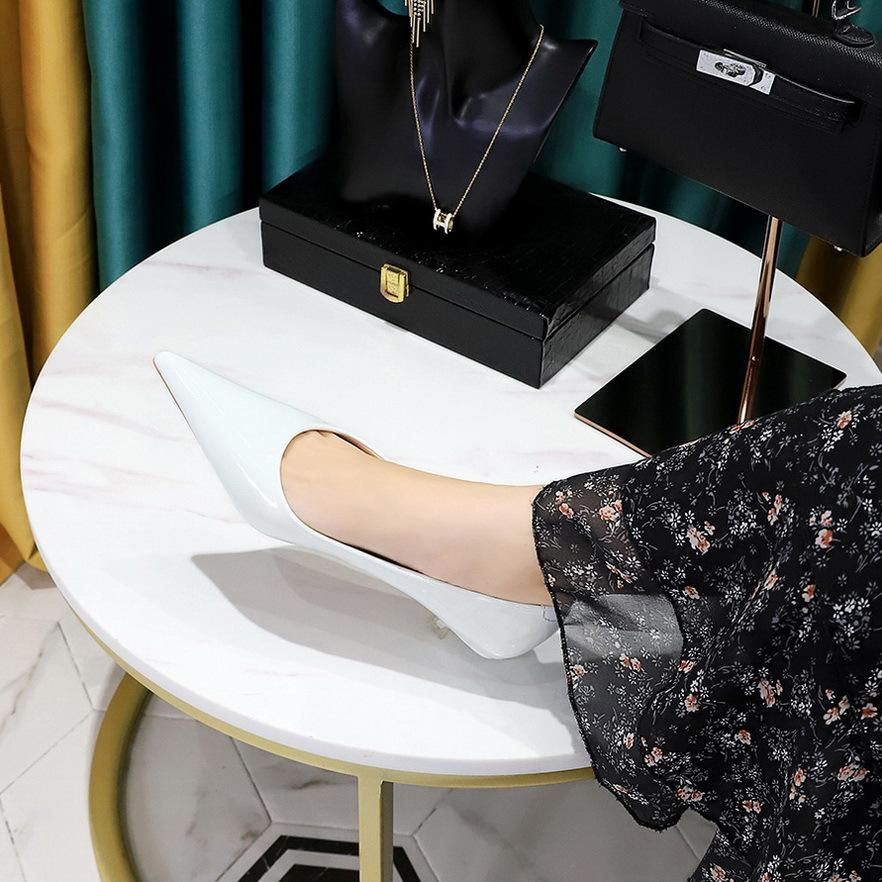 

Европейский и американский стиль модные простые универсальные женские туфли тонкий каблук средний каблук мелкий вырез острый носок глянцевая лакированная кожа 43 белый